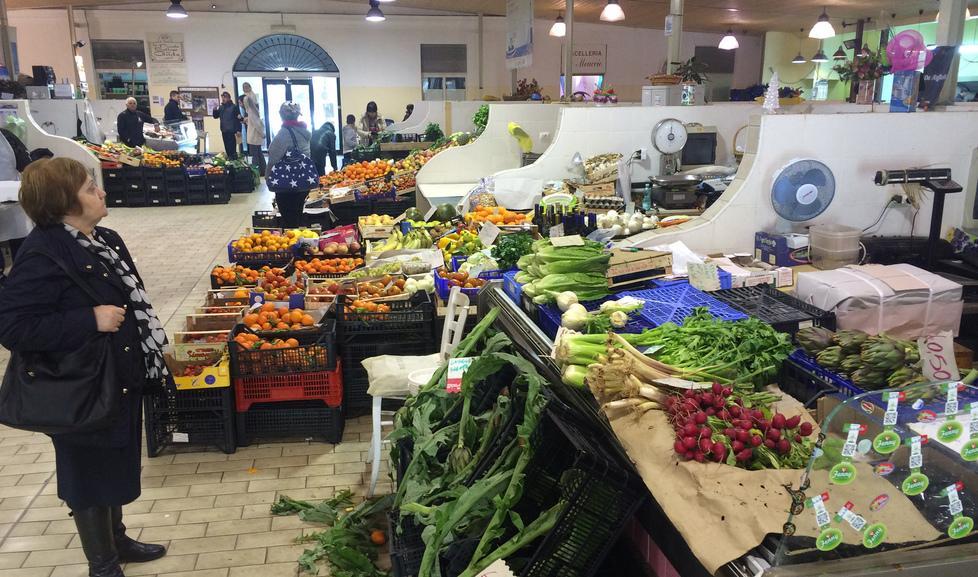Mercato della frutta epicentro del Natale, scoppia la polemica 