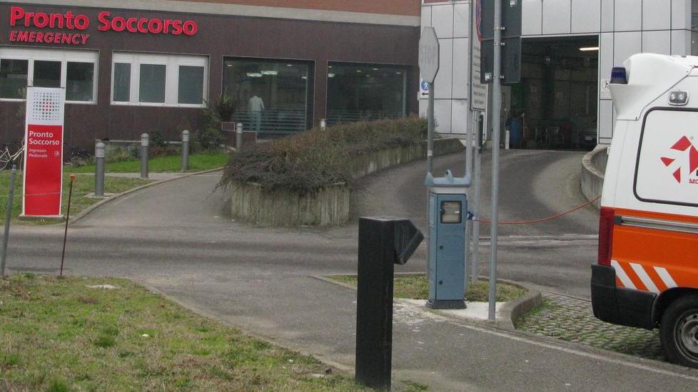 Carpi, blocca con la sua auto per un’ora le ambulanze del Pronto Soccorso: denunciato 40enne