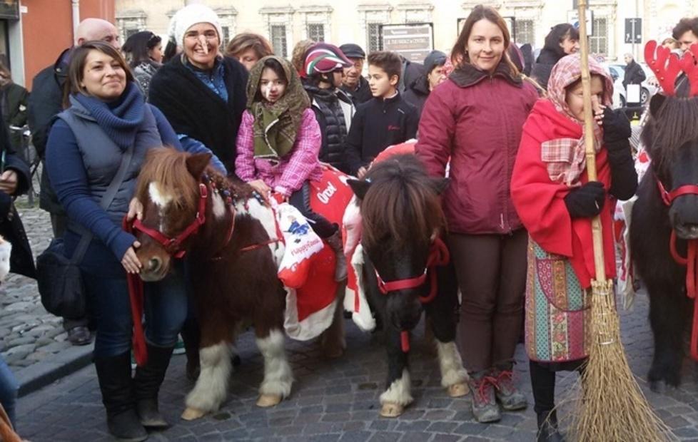 Torna la sfilata dei pony con la Befana