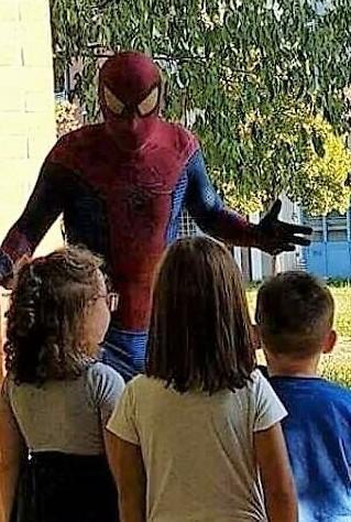 Merlino vestito da Spiderman andrà a piedi fino ad Amatrice