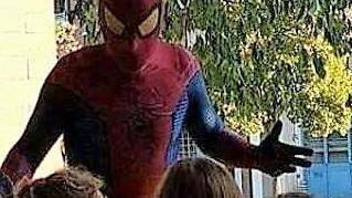 Merlino vestito da Spiderman andrà a piedi fino ad Amatrice