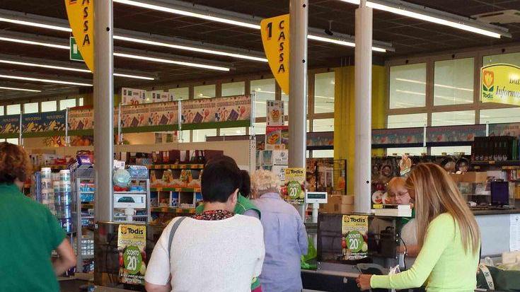 Ingannano la cassiera e rubano più di mille euro