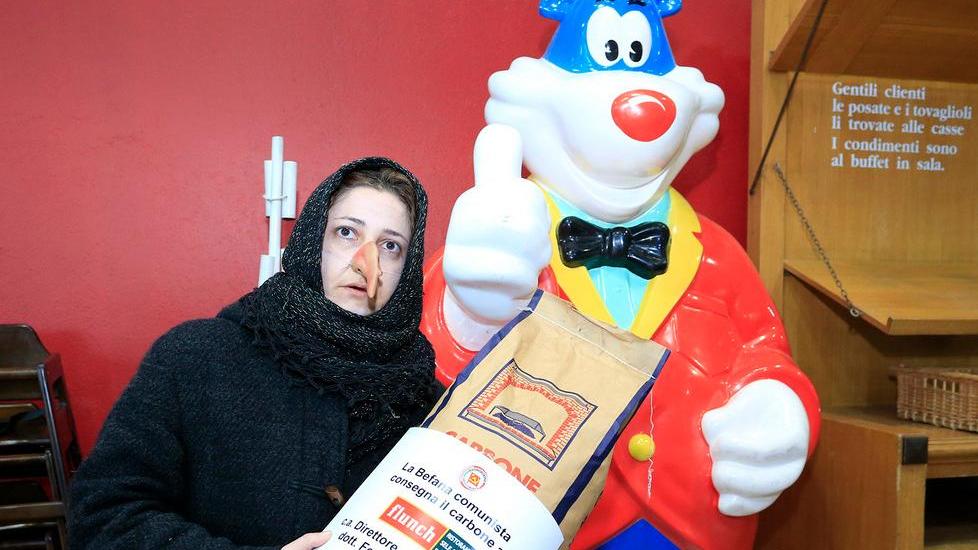 Befana comunista striglia il Flunch di Modena