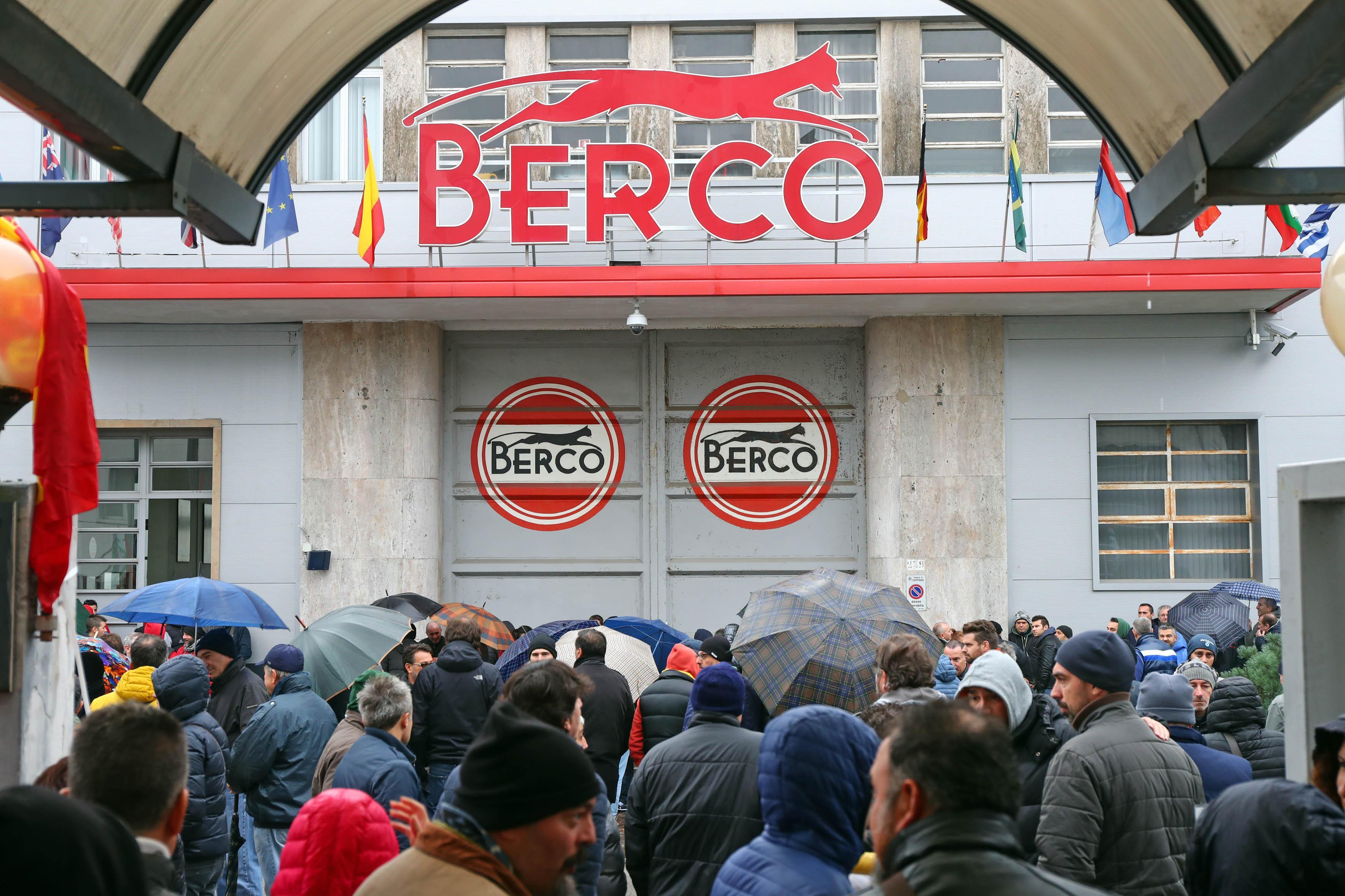 Operai berco davanti alla fabbrica copparese