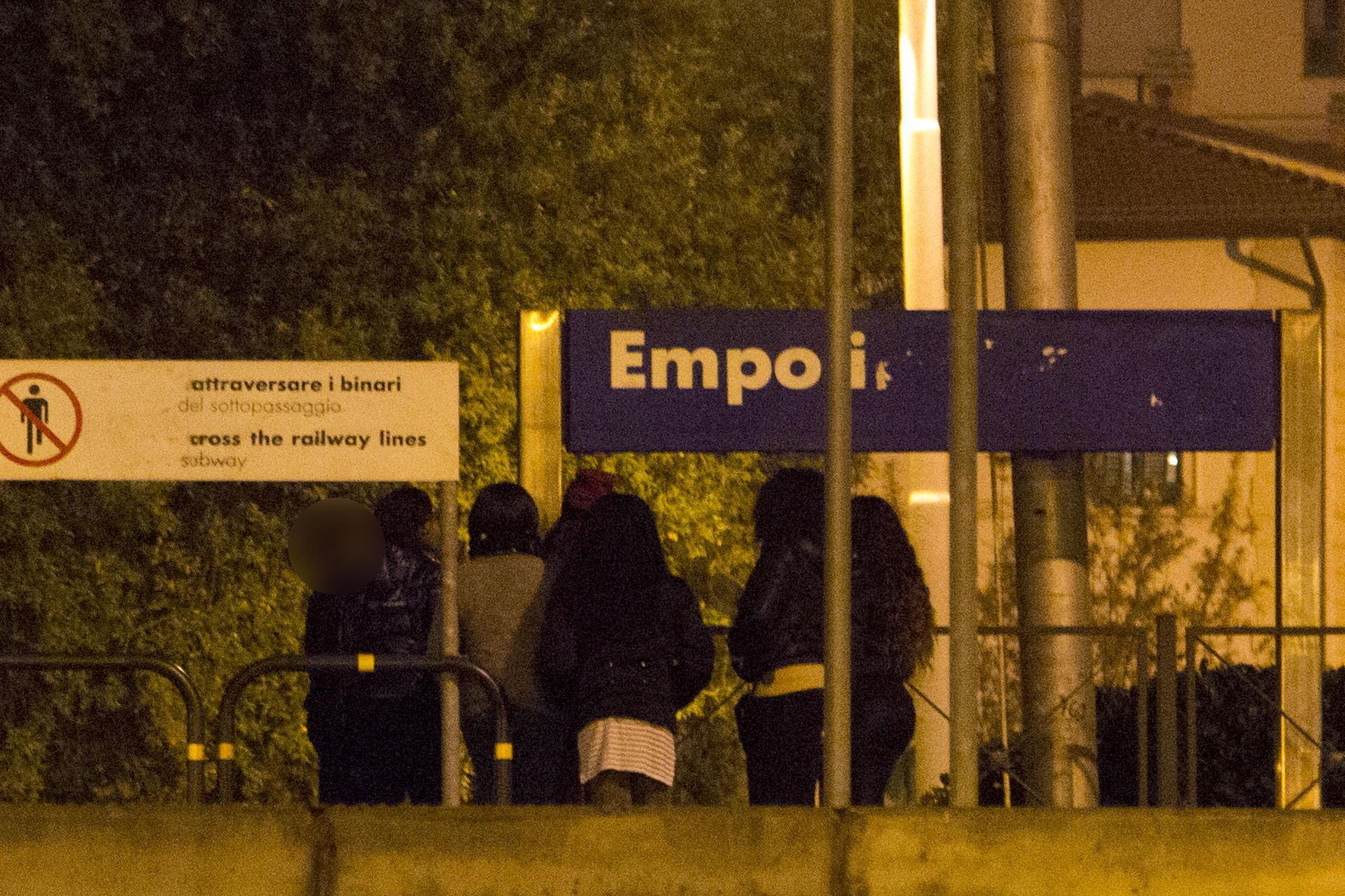 Prostitute nascoste alla stazione durante un blitz delle forze dell'ordine in viale Buozzi (Foto Agenzia Carlo Sestini)