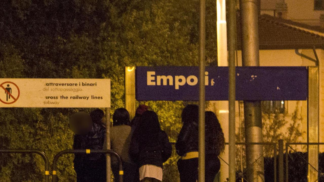 Prostitute nascoste alla stazione durante un blitz delle forze dell'ordine in viale Buozzi (Foto Agenzia Carlo Sestini)