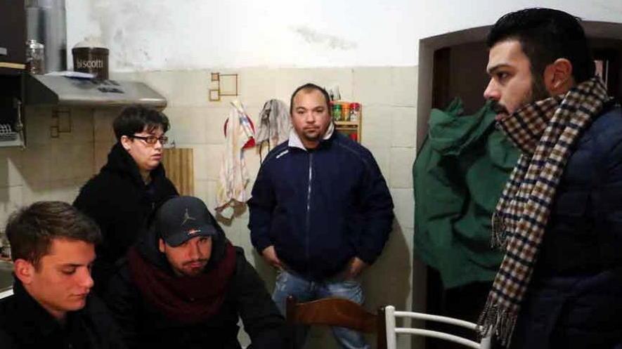 Perde il lavoro, poi la casa a Massa: attivisti fermano lo sfratto