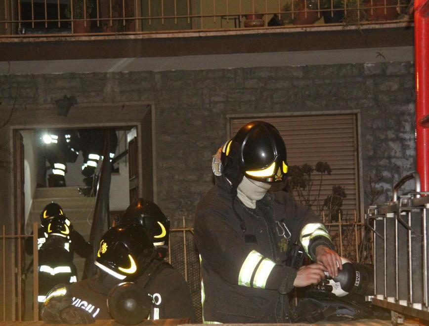 In fiamme una cucina donne salvate e medicate 