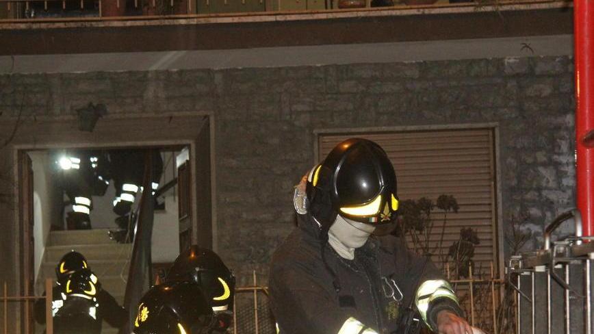 In fiamme una cucina donne salvate e medicate