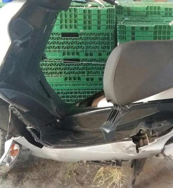 Investe uno scooter e fugge 