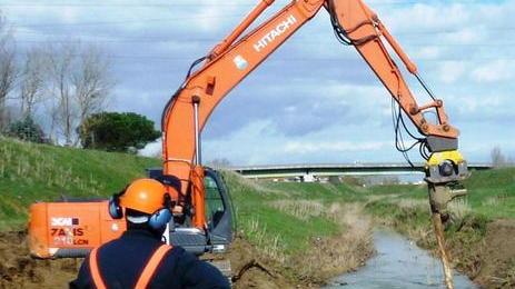 Decine di lavori su fossi e canali della Valle del Serchio