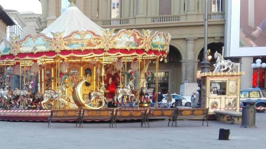 Firenze, falso allarme bomba evacuata piazza Repubblica