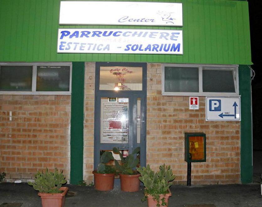 Vetrata spaccata, arrestati due giovani 