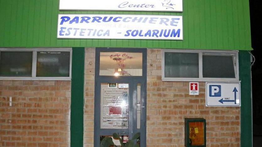 Vetrata spaccata, arrestati due giovani