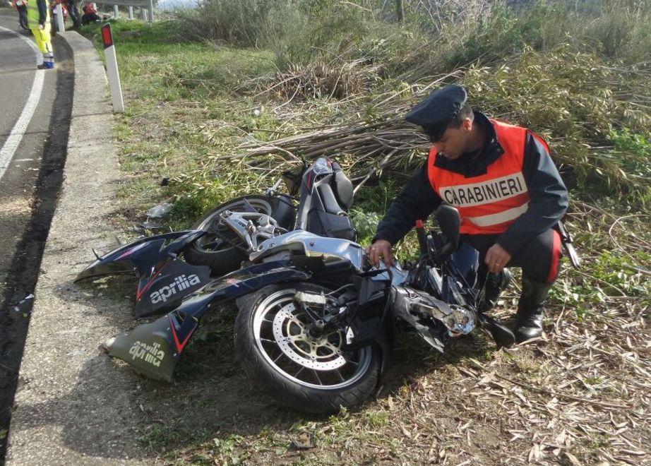 Cade dall’Aprilia, ragazzo ferito