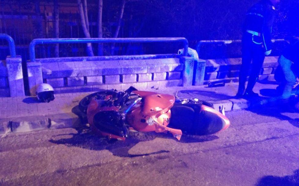 Piazzale Segni, con la moto contro un muro 