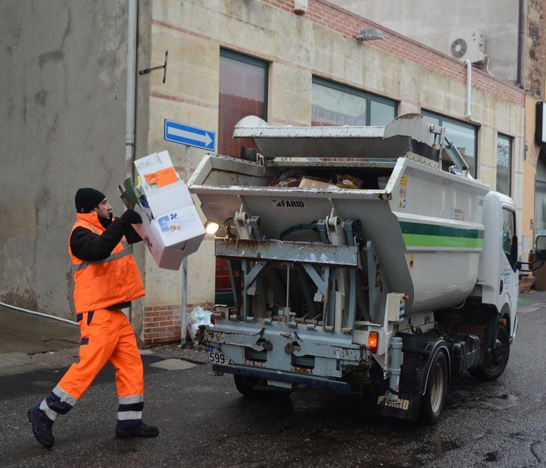 Raccolta dei rifiuti in città, oggi calendario normale