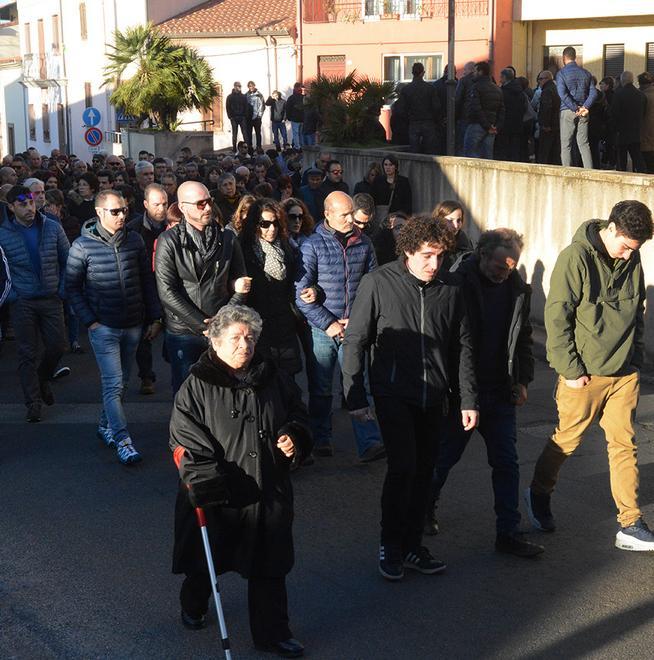 In silenzio verso il cimitero 