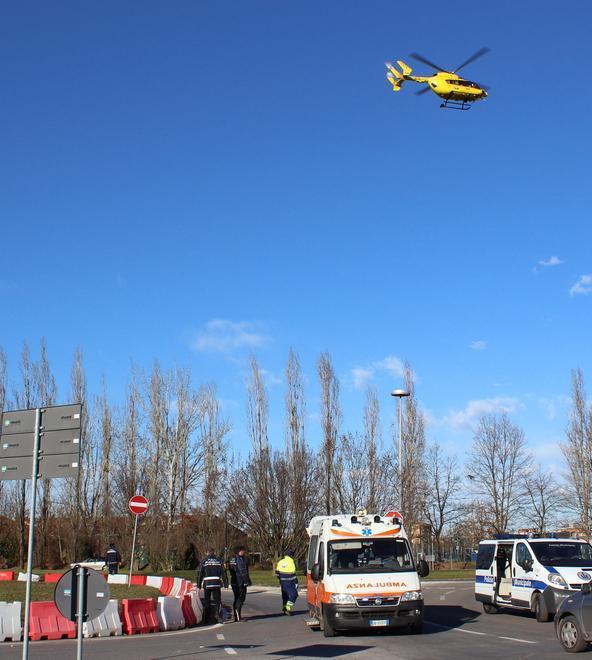 Carpi, attraversa la strada ed è travolta: grave 
