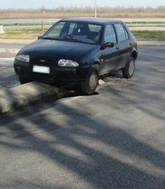 Argenta, sbaglia la rotatoria e finisce sul cordolo