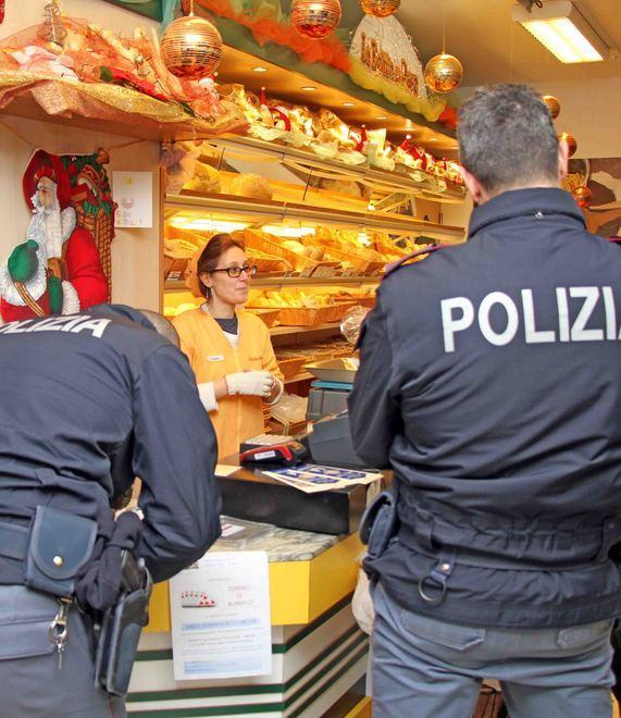 Impugna un coltello più grosso e mette in fuga il rapinatore