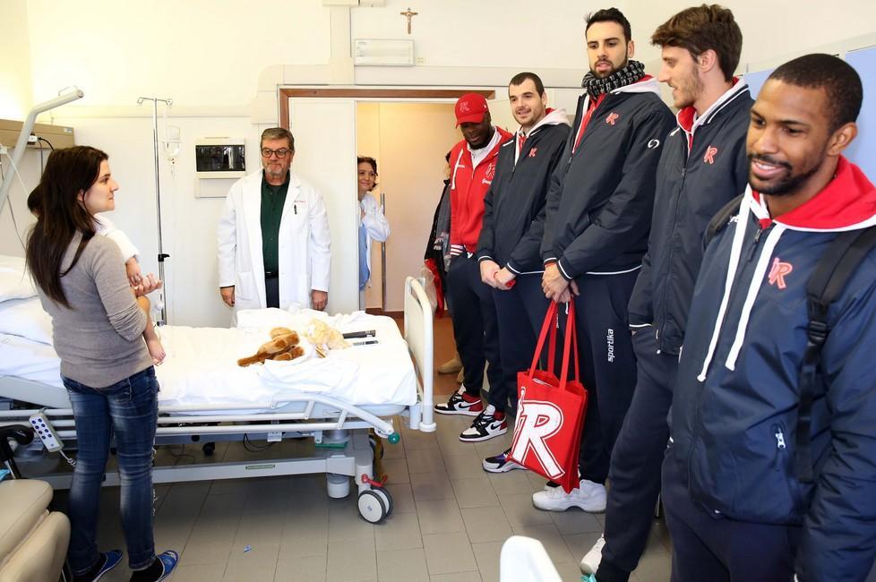 I giocatori portano doni in pediatria