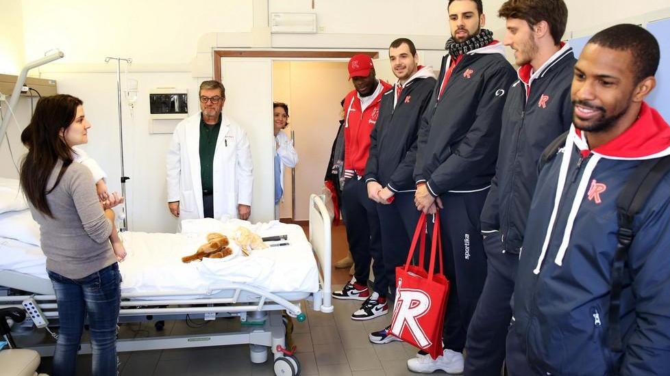 I giocatori portano doni in pediatria