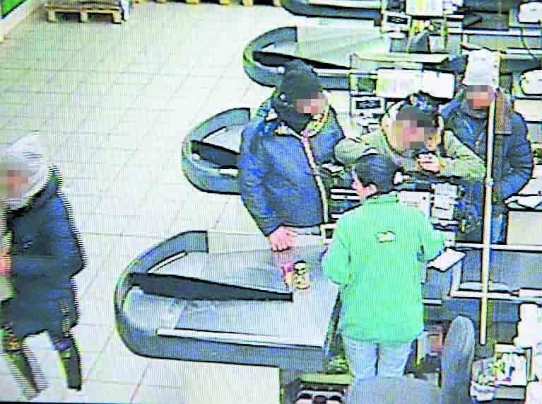 Todis, filmati gli autori del furto 