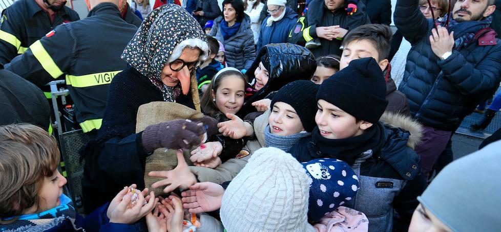 Il gelo non ferma la Befana e i bimbi: quante feste a Modena