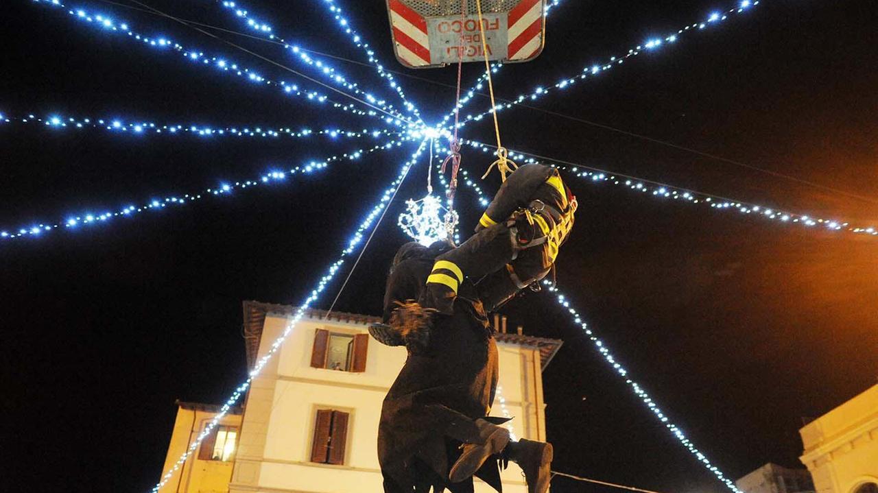 La Befana salvata dal Rivellino, plana su piazza Verdi (foto Paolo Barlettani)