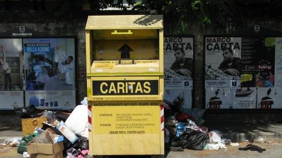 Un cassonetto della Caritas per la raccolta di abiti usati