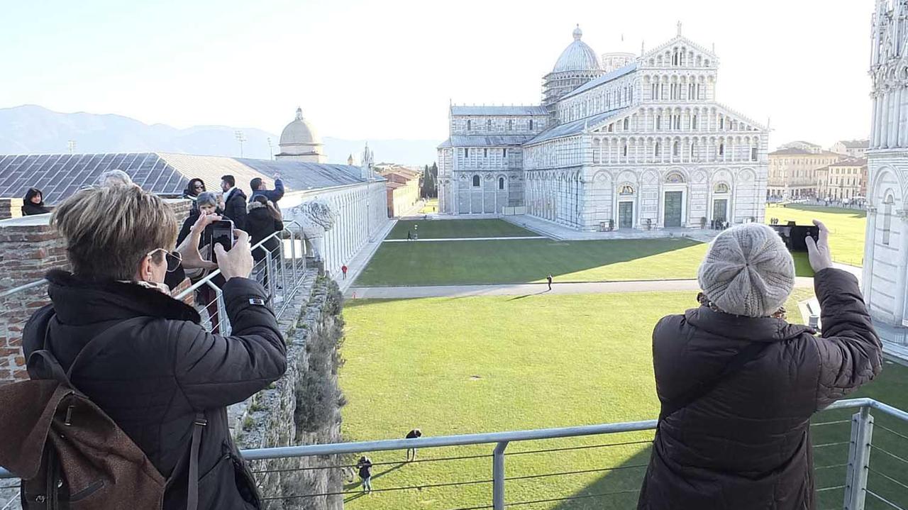 Visitatori sulle mura medievali (foto Fabio Muzzi)