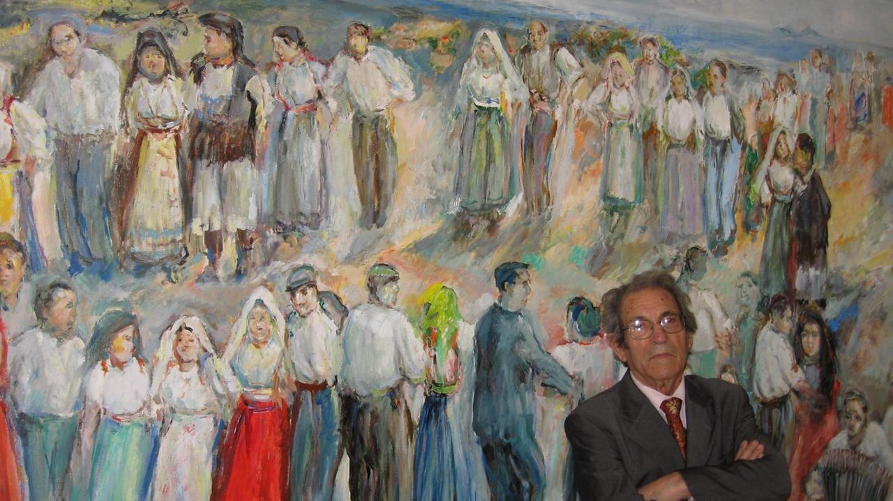 Il grande pittore Antonio Corriga davanti a una delle sue opere