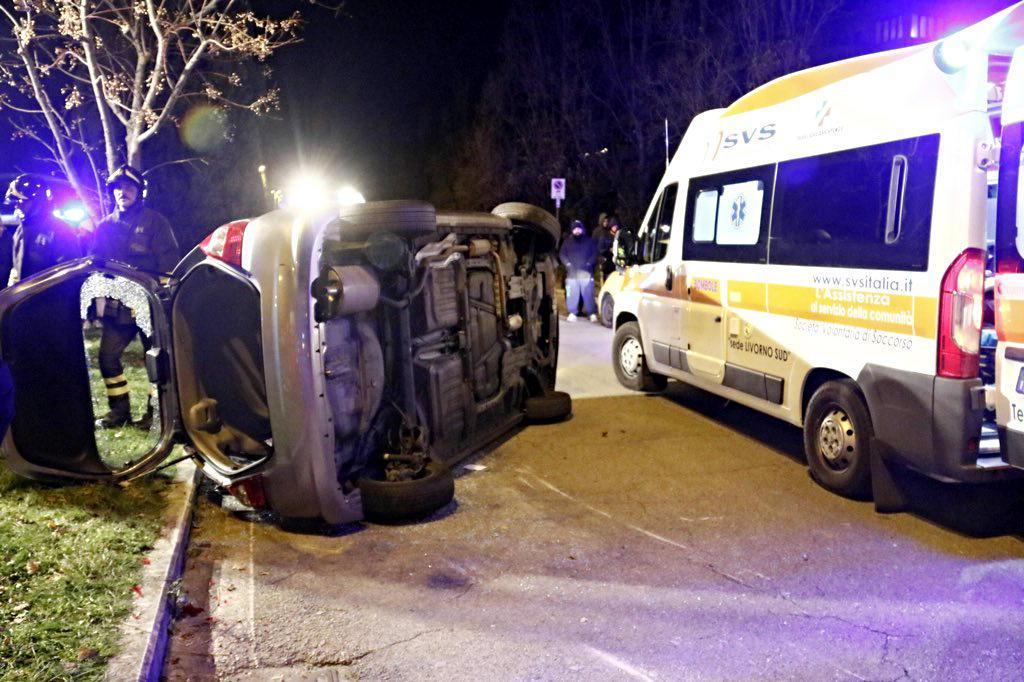 L'auto ribaltata nella notte di venerdì in via di Collinaia (Marzi Penta)