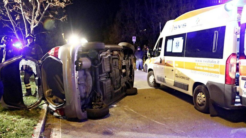 L'auto ribaltata nella notte di venerdì in via di Collinaia (Marzi Penta)