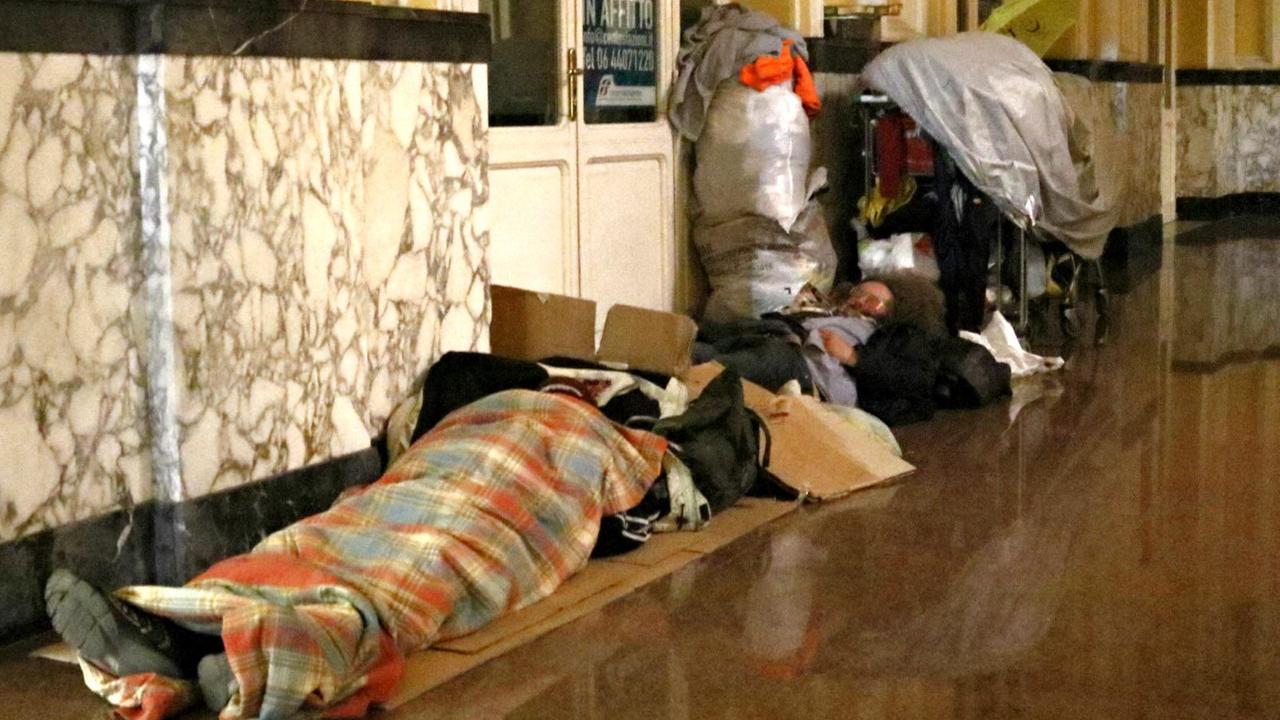 Senza tetto alla stazione (foto d'archivio)