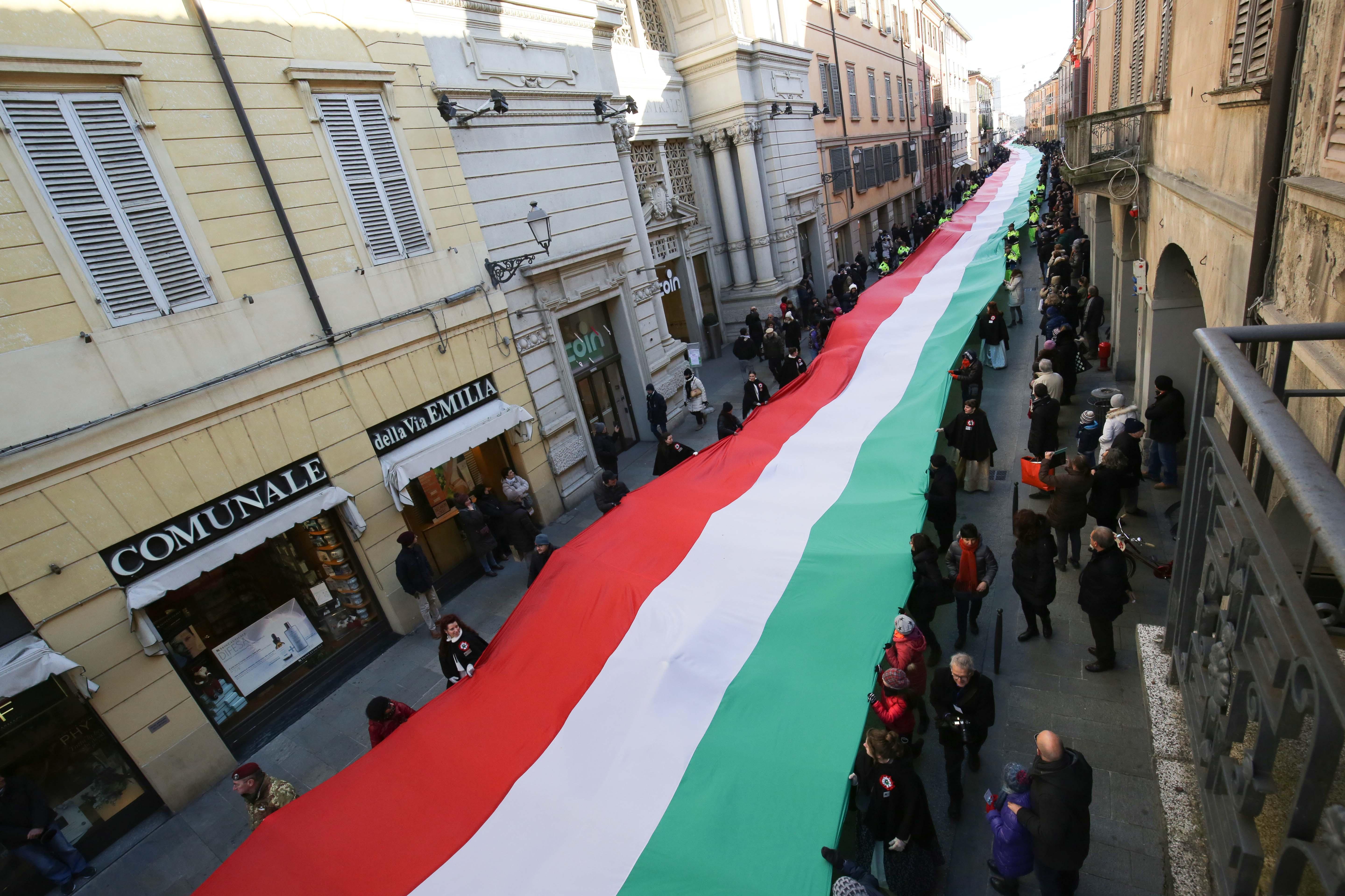 Reggio Emilia, la bandiera da guinness sfila per la città 