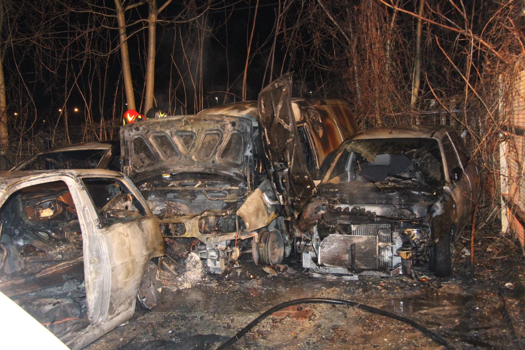 Le auto incendiate in via del Porcile