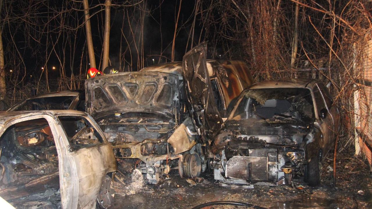 Le auto incendiate in via del Porcile