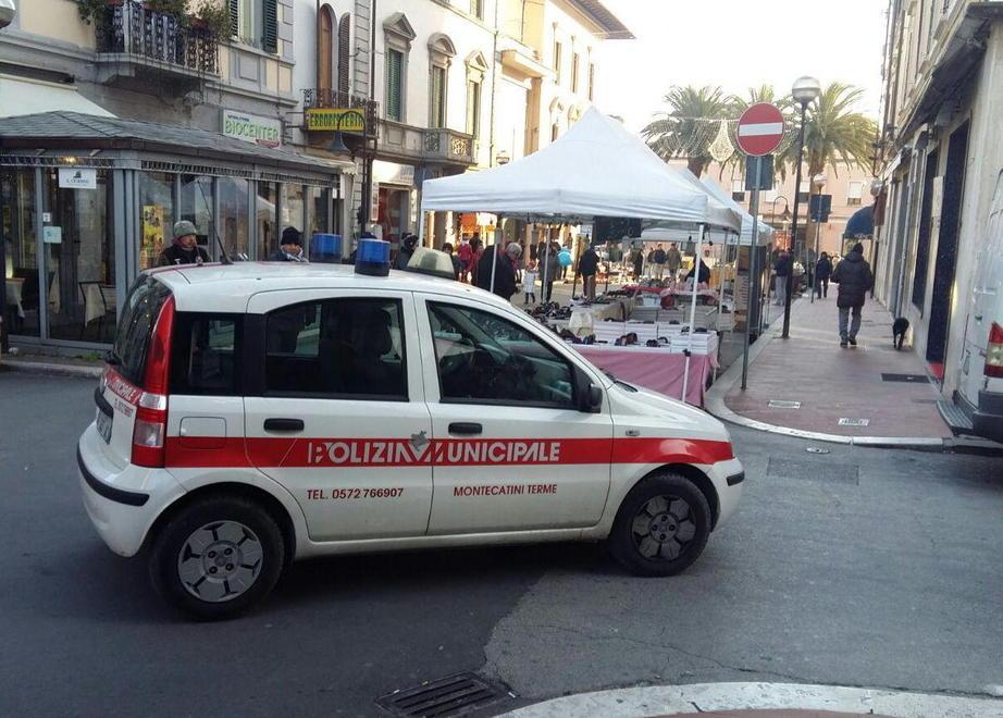 Una pattuglia dei vigili perlustra nel pomeriggio la zona del mercatino 