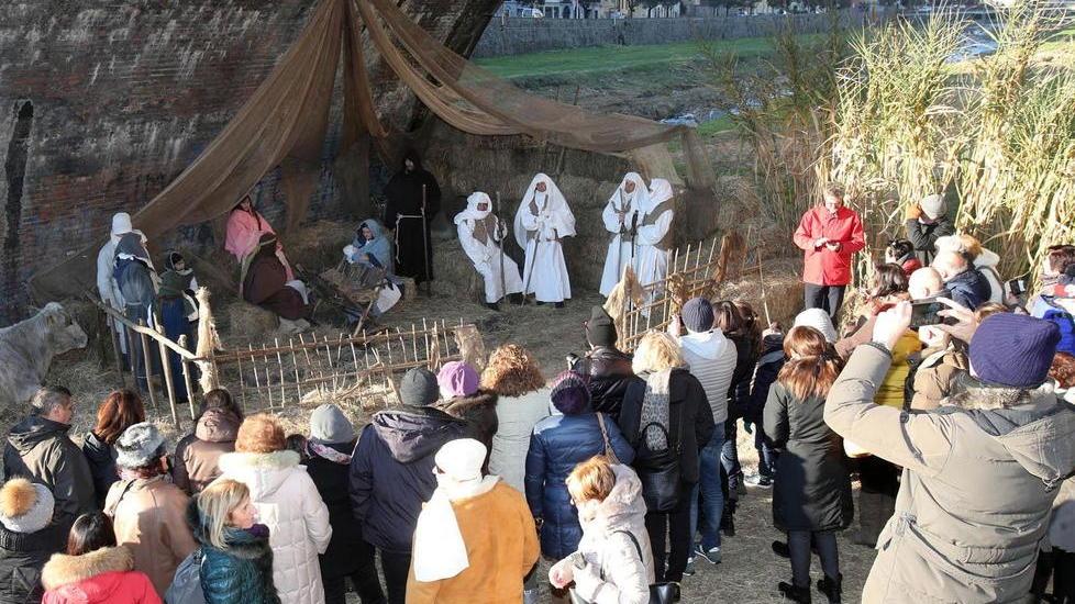 Tanta gente assiste e fotografa la scena della Sacra Famiglia lungo il Pescia