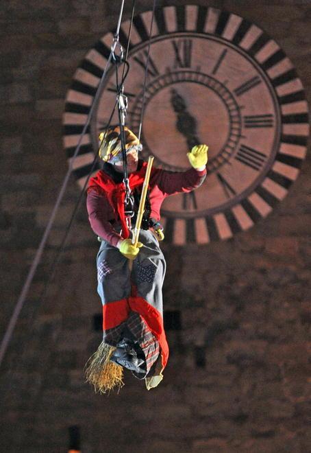 Cinquemila persone per la vecchietta in volo sulla piazza 