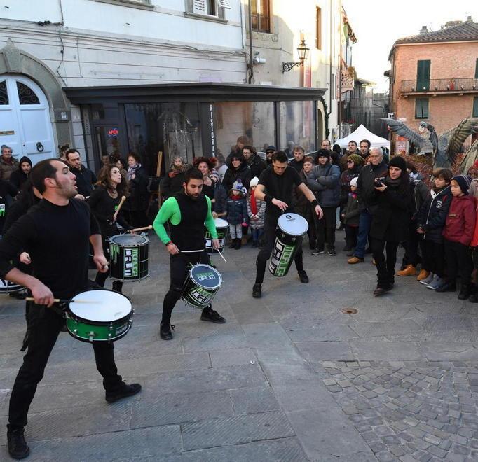 Il centro di Peccioli invaso da giochi e spettacoli di strada