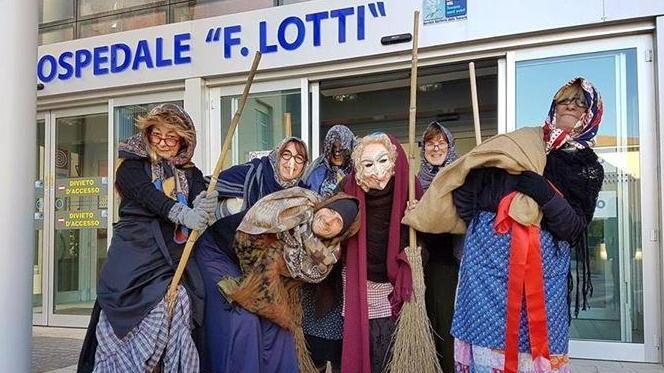 La simpatica vecchietta arriva... in volo in pediatria