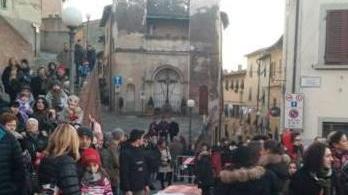 La calza-record come da tradizione attraversa tutto il paese