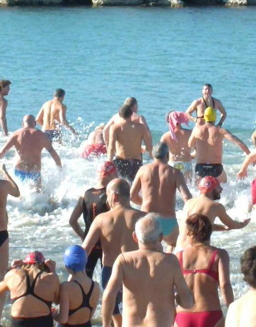 Da Viola, nove anni a Elda, pensionata di 78 In acqua sfidando il gelo 