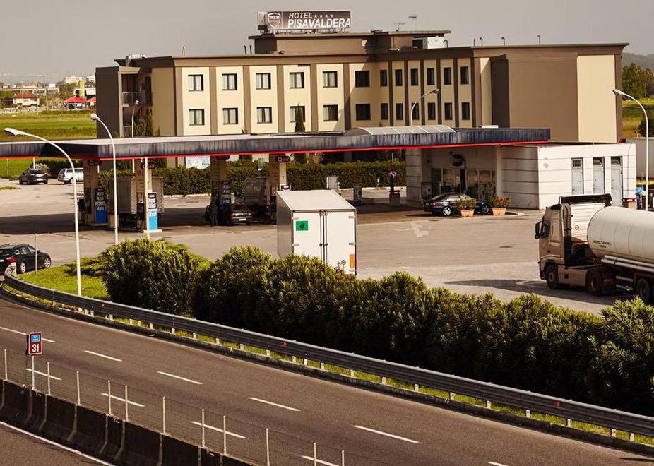 L’area di servizio chiude hotel in ostaggio dei lavori 