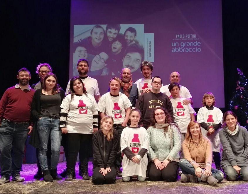 Quel grande abbraccio che incanta il pubblico