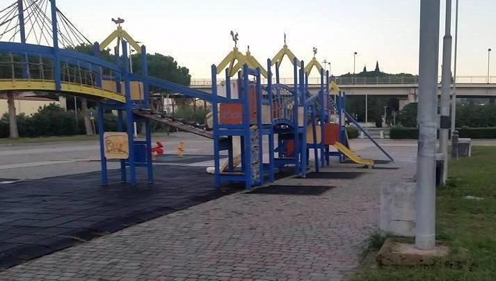 Cavi elettrici scoperti nel parco giochi 