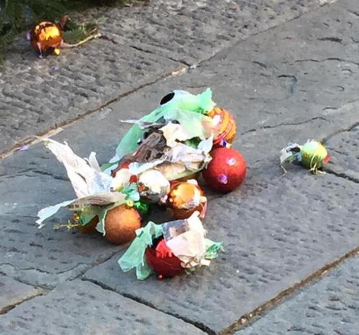 Vandali scatenati a Massa Spaccate le palle dell’albero